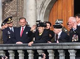 De zeven laatste Poolse veteranen op het bordes van het stadhuis in Breda, vorige maand. (foto: Raoul Cartens)