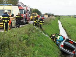 De hoogbejaarde vrouw kwam in de sloot terecht (foto: Erik Haverhals/FPMB).