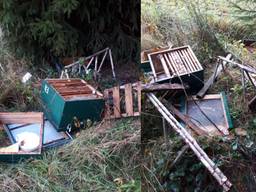 De kapotgeslagen bijenkasten. (Foto's: Frank van Roessel)