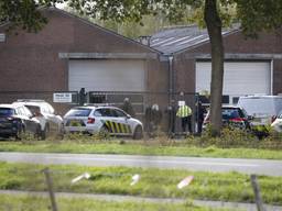 Het arrestatieteam en de FIOD vielen maandagmiddag binnen in een woning in Wanroij. (Foto: SK-Media)