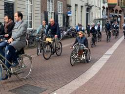 Zo'n 200 mensen fietsten door de binnenstad van Den Bosch. (Foto: Eva de Schipper)