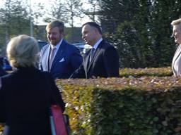 Koning Willem-Alexander arriveert in Breda om de ceremonie bij te wonen.