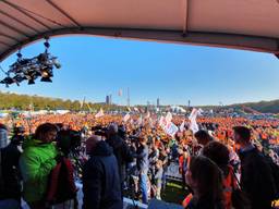 Een drukte op het podium en nog veel meer demonstranten op het Malieveld (foto: Jan van Nistelrooij).