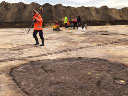 Archeologen bij de Helmondse opgraving, op de voorgrond de contouren van een waterput (Foto: Alice van der Plas)