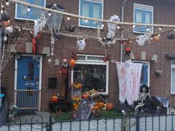 Het horrorhuis is een opvallende verschijnen in de wijk. (foto: Bert van Gorkum)
