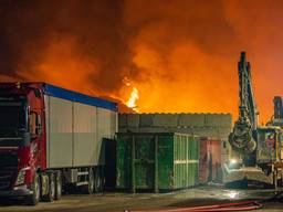 Het vuur bij het afvalrecyclingbedrijf brak rond een uur 's nachts uit (foto: Jack Brekelmans).