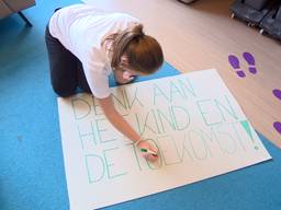 Studenten van de PABO maken een protestbord. (foto: Omroep Brabant).