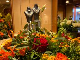 De juwelierszaak Franc Cortenbach staat vol met bloemen (foto: Birgit Verhoeven).
