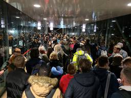 Honderden mensen wachten op de snelbus naar Eindhoven (foto: Jan Peels).