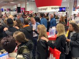 Frans Bauer loopt vooraan in de polonaise. (foto: Eva de Schipper)