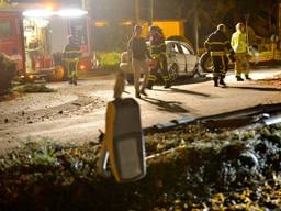 De automobilist reed in Rijsbergen meerdere lantaarnpalen uit de grond. (Foto: Perry Roovers)