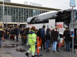 Drukte bij de vervangbussen voor station Eindhoven. (Foto: Hans van Hamersveld)