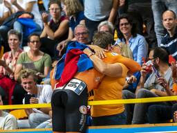 Harrie Lavreysen in extase na zijn gewonnen race. (Foto: Hollandse Hoogte)