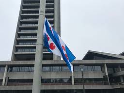 De vlag wappert voor het provinciehuis. (Foto: Linda Koppejan)