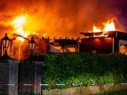 Het chalet ging in vlammen op. (Foto: Christian Traets)