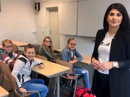 Docente Clara Issa merkt dat de kloof tussen de basisschool en het voortgezet onderwijs vaak groot is.