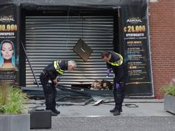 Agenten doen onderzoek bij het casino na de ramkraak (foto: FPMB).