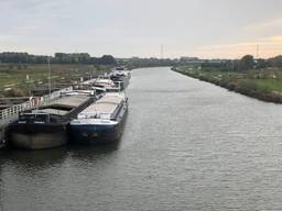 Schepen konden niet verder omdat de sluis dicht was (Foto: Jan Waalen).