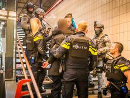 De man werd aangehouden op een van de trappen. (Foto: Sem van Rijssel / SQ Vision)