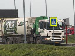 Een vrachtwagen brengt restafval naar de vuilverbranding in Roosendaal, die restwarmte inzet voor kassen in de regio. (foto: Raoul Cartens)