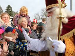 Highfive van de Sint. (Foto: Karin Kamp)