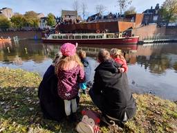 De harten van een gezin kloppen vol verwachting. (foto: Collin Beijk)