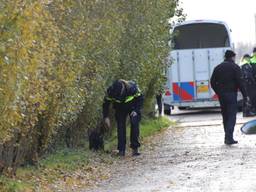 Politie zoekt met onder meer speurhonden aan de Hoogveldsestraat in Oijen. (Foto: Charles Mallo / SQ Vision)