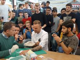 Jochem Goedhals laat een onderhuidse chip plaatsen in bijzijn van zijn studenten. Privefoto