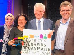 Burgemeester Theo Weterings neemt de award in ontvangst (foto: Agnes van der Straaten)