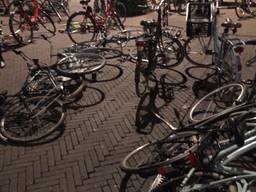 Zo staan en liggen de fietsen er na een avondje stappen bij in Breda (Foto: Ronald Strater).