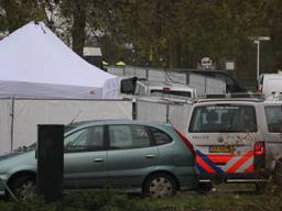 Het woonwagenkamp in Lith werd met hekken afgezet (Foto: Gabor Heeres / SQ Vision)