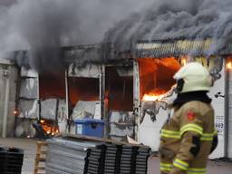 De loods in Oeffelt gaat in vlammen op. (Foto: SK-Media)