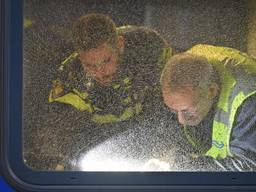 De politie onderzoekt het raam van de trein. (Foto: Tom van der Put/SQ Vision Mediaprodukties)