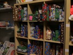 Een kast vol cadeautjes in de loods van Yolanda (foto: Tessel Linders)