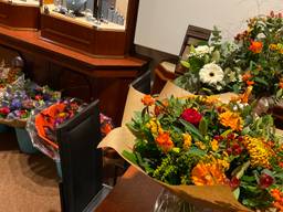 De juwelierszaak Franc Cortenbach stond na de overval vol met bloemen van mensen die meeleefden (foto: Birgit Verhoeven).