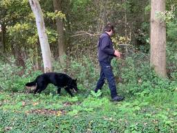 De politie zoekt met speurhonden naar het lichaam van de vermiste man. (Foto: Bart Meesters)