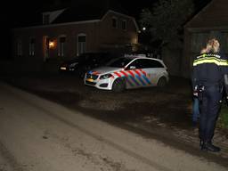 De politie staat paraat bij de boerderij in Beers (Foto: SK-Media).