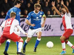 Danny Verbeek dribbelt langs twee spelers van IJsselmeervogels (foto: Henk van Esch).
