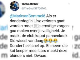 De Twitteraar stuurde onder andere deze tweet, PSV deed aangifte. (Foto: Twitter)