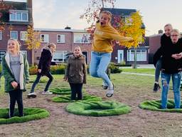 Kinderen stuiterend op het Stuitergrasveld in Bergeijk.