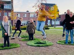 Kinderen stuiterend op het Stuitergrasveld in Bergeijk.