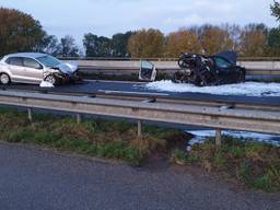 Bij het ongeluk op de A17 zijn twee auto's betrokken. (Foto: Guido)