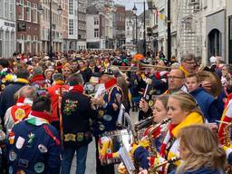 Tijdens carnaval draagt heel Oeteldonk een boerenkiel. (Foto: Omroep Brabant)