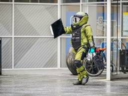 Onderzoek naar de 'handgranaat' op Eindhoven Airport (Foto: Sem van Rijssel /SQ Vision).