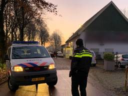 De politie viel begin december het garagebedrijf binnen (foto: Bart Meesters).