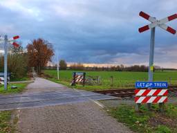 Een van de spoorwegovergangen, in Hooge Zwaluwe.