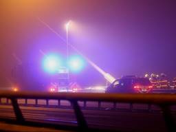 Het ongeluk op de brug bij Zaltbommel gebeurde aan het begin van de nacht. (Foto: Bart Meesters)
