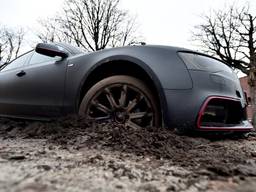 De Audi stond muurvast. (Foto: Erald van der Aa)