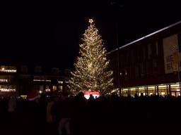 De lichtjes van de grote boom in Kaatsheuvel zijn aan.