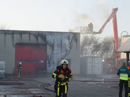 De brandweer is aan het blussen met een hoogwerker. (Foto: FPMB)